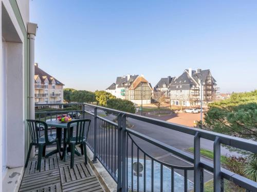 - un balcon avec deux chaises et une table dans l'établissement Apartment Les Marines 1 et 2-4 by Interhome, à Cabourg