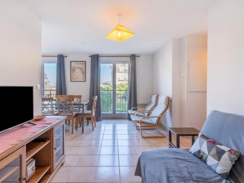 un salon avec un canapé et une télévision dans l'établissement Apartment Les Marines 1 et 2-4 by Interhome, à Cabourg