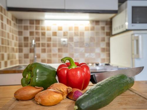 Un paquet de légumes assis sur un comptoir avec un couteau dans l'établissement Apartment Los Amigos-4 by Interhome, au Grau-du-Roi