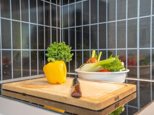 un comptoir avec une planche de coupe et un bol de légumes dans l'établissement Apartment Jamaïc by Interhome, à La Grande Motte