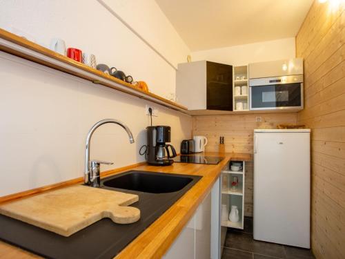 une cuisine avec un évier et un plan de travail dans l'établissement Apartment Les Rives de la Favière-5 by Interhome, à La Favière