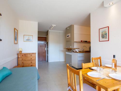 une cuisine et une salle à manger avec une table et une salle à manger dans l'établissement Apartment Les Rives de la Favière-5 by Interhome, à La Favière
