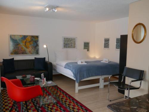 En eller flere senge i et værelse på Apartment Chalet Sunneblick by Interhome