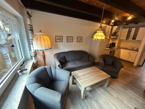 Holiday Home Müter by Interhome في نورديش: غرفة معيشة مع كنبتين وطاولة