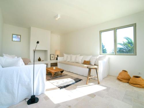 Casas de TorratにあるHoliday Home Casa Romario by Interhomeの白いリビングルーム(ソファ、テーブル付)