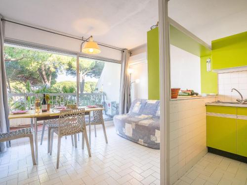 une cuisine et un salon avec une table et des chaises dans l'établissement Apartment Le Grand Pavois-3 by Interhome, au Grau-du-Roi