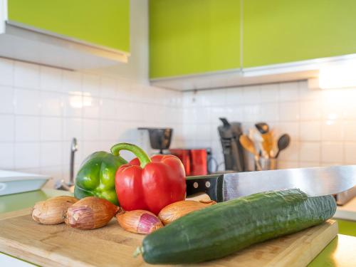 un tas de légumes sur une planche de découpe sur un comptoir de cuisine dans l'établissement Apartment Le Grand Pavois-3 by Interhome, au Grau-du-Roi