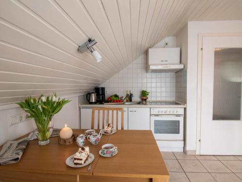 - une cuisine avec une table en bois et de la vaisselle dans l'établissement Apartment Juist by Interhome, à Norddeich