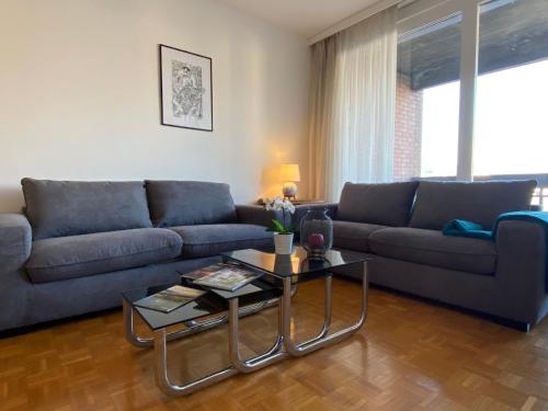 ein Wohnzimmer mit einem Sofa und einem Tisch in der Unterkunft Apartment App- Paradiso by Interhome in Paradiso