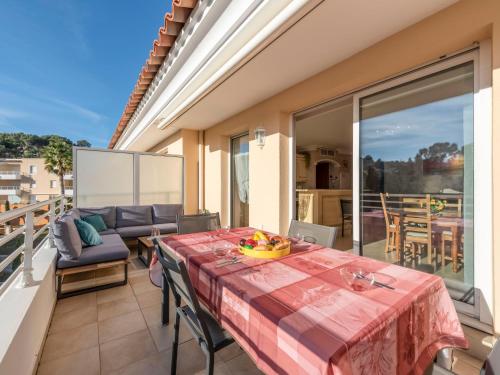 Un balcón con una mesa con un bol de fruta. en Apartment Le Domaine de la Baie-1 by Interhome, en Cavalaire-sur-Mer