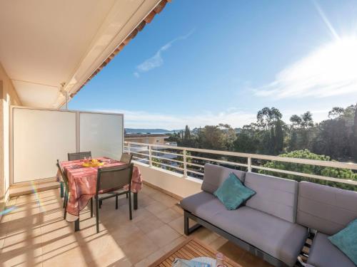 un balcon avec un canapé et une table dans l'établissement Apartment Le Domaine de la Baie-1 by Interhome, à Cavalaire-sur-Mer