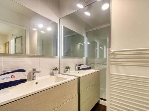 ein Bad mit 2 Waschbecken und einer Dusche in der Unterkunft Apartment Le Capitole-9 by Interhome in Fréjus