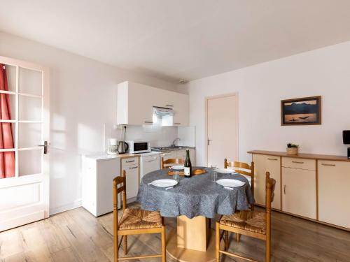 - une cuisine et une salle à manger avec une table et des chaises dans l'établissement Apartment Le Petit Robinson-1 by Interhome, à La Richardais