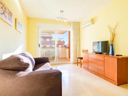 sala de estar con sofá y tocador con TV en Apartment Playa Coral I by Interhome, en Oropesa del Mar