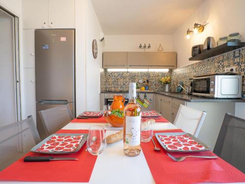 une cuisine avec une table avec une bouteille de vin dans l'établissement Apartment Bali by Interhome, à La Grande Motte