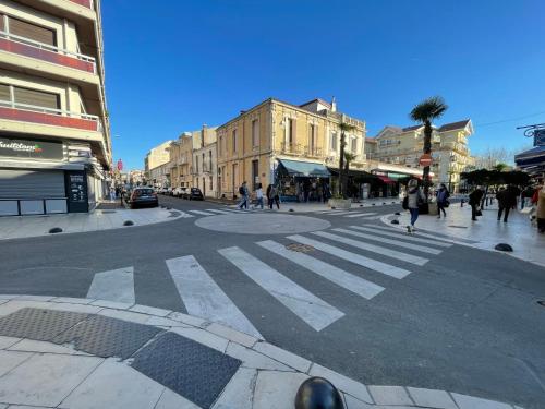 une rue de la ville avec une promenade au milieu de la rue dans l'établissement Apartment Bleu Bassin-1 by Interhome, à Arcachon