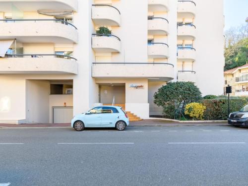 een kleine auto geparkeerd voor een gebouw bij Studio Feodorowka-1 by Interhome in Arcachon
