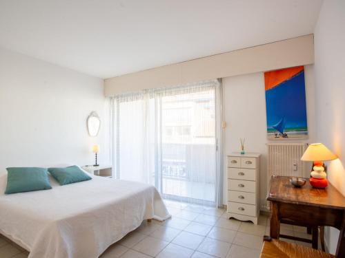 une chambre avec un lit, un bureau et une fenêtre dans l'établissement Apartment La Méridienne-2 by Interhome, au Lavandou