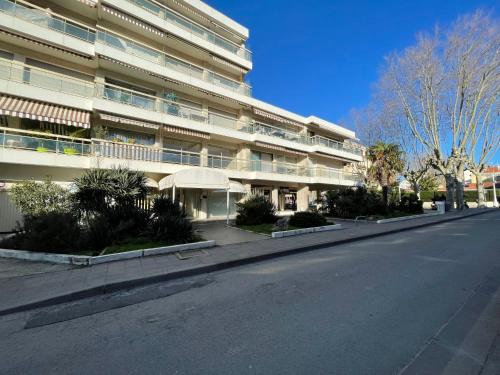 une rue vide devant un grand bâtiment dans l'établissement Apartment La Houle-2 by Interhome, à Arcachon