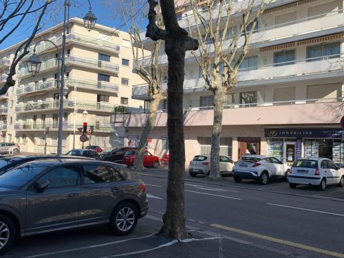 une voiture garée sur le côté d'une rue de la ville dans l'établissement Apartment Neptune by Interhome, à Arcachon