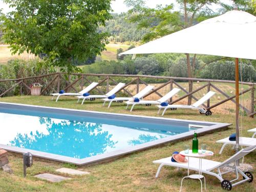 ein Pool mit zwei Flugzeugen darüber in der Unterkunft Villa Ghizzano by Interhome in Peccioli