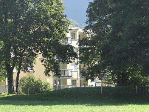 un gran edificio con árboles delante de él en Apartment Erlenrain Wohnung 722E by Interhome, en Engelberg