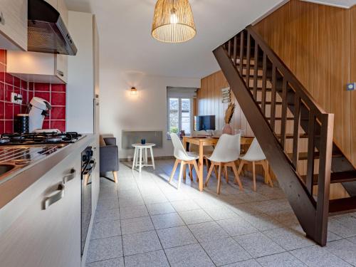 une cuisine avec un escalier menant à une salle à manger dans l'établissement Holiday Home La salicorne by Interhome, à Pirou