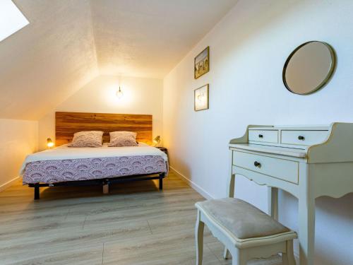 une chambre avec un lit, une coiffeuse et un miroir dans l'établissement Holiday Home La salicorne by Interhome, à Pirou