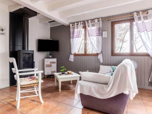 un salon avec un canapé et une télévision dans l'établissement Holiday Home L'Aubépine by Interhome, à Loupiac