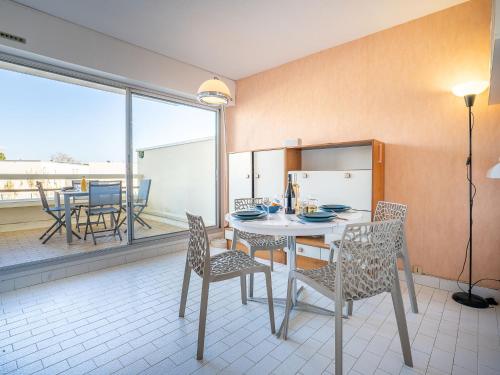 une cuisine et une salle à manger avec une table et des chaises dans l'établissement Apartment Le Serpent de Mer-7 by Interhome, au Grau-du-Roi