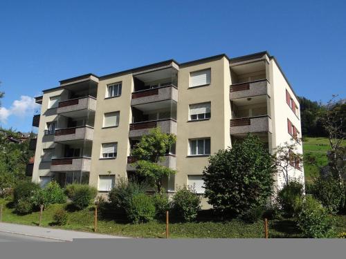 ein Apartmenthaus auf einem Hügel mit Bäumen davor in der Unterkunft Apartment Sunnmatt Süd Wohnung 831 by Interhome in Engelberg