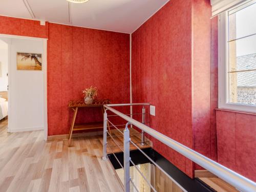 - un escalier dans une pièce aux murs rouges dans l'établissement Holiday Home Le Coquelicot by Interhome, à Pirou