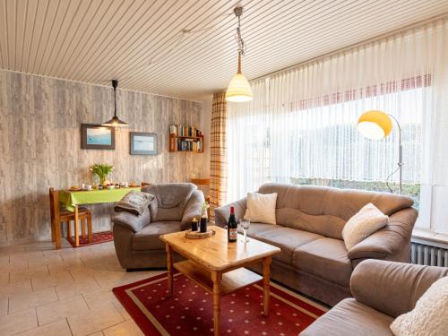 sala de estar con sofá y mesa en Holiday Home Helga by Interhome, en Norddeich