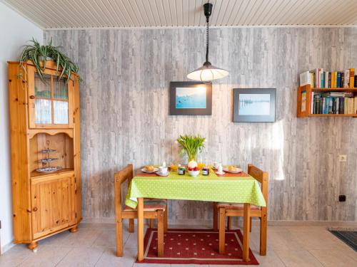 una mesa de comedor con un mantel verde y sillas en Holiday Home Helga by Interhome, en Norddeich