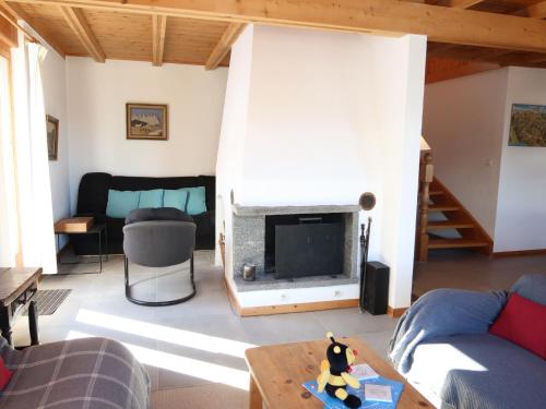 ein Wohnzimmer mit einem Kamin und einem Sofa in der Unterkunft Chalet Seravalle by Interhome in Les Crosets