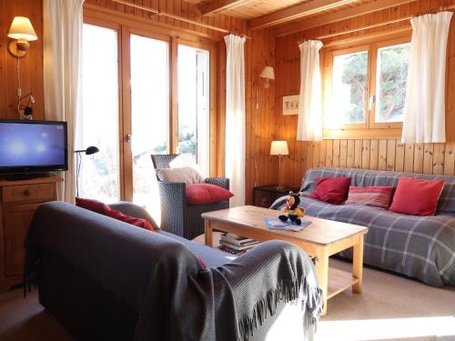 ein Wohnzimmer mit 2 Sofas und einem TV in der Unterkunft Chalet Seravalle by Interhome in Les Crosets