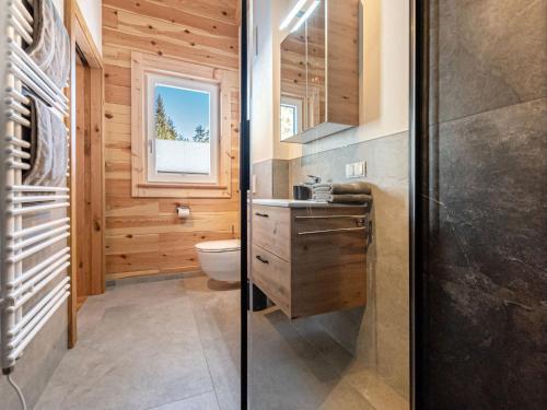 Bilik mandi di Holiday Home Ferienwohnung Alpenauszeit by Interhome