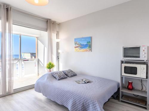 - une chambre avec un lit, un four micro-ondes et une fenêtre dans l'établissement Studio Belvédère 15 by Interhome, à Mimizan