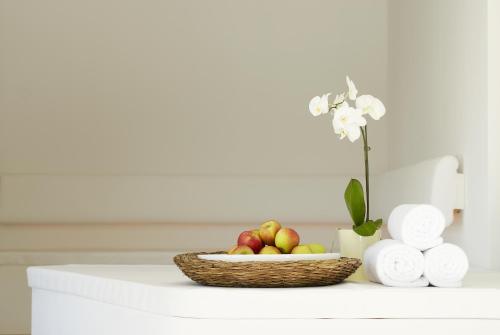 a table with a bowl of fruit and a basket of apples at Hotel & Restaurant Sonne in Kirchzarten
