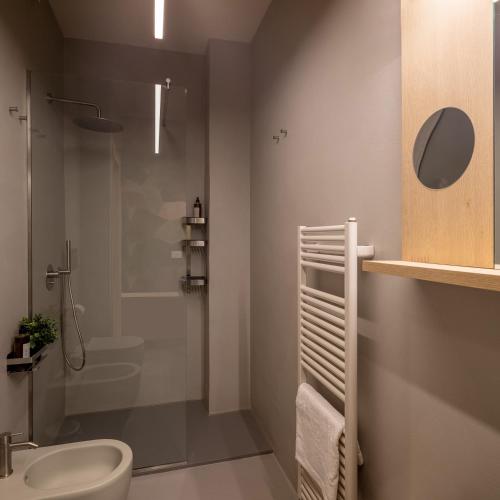 a bathroom with a toilet and a shower and a sink at Appartamento AmaRèmin - Vivere Rimini in Rimini