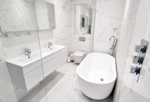 Baño blanco con aseo y lavamanos en Stylish Flat in Bournemouth Town Centre en Bournemouth