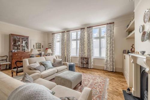 Χώρος καθιστικού στο Stylish 2 Bed/2 Bath Flat In The Heart Of Windsor