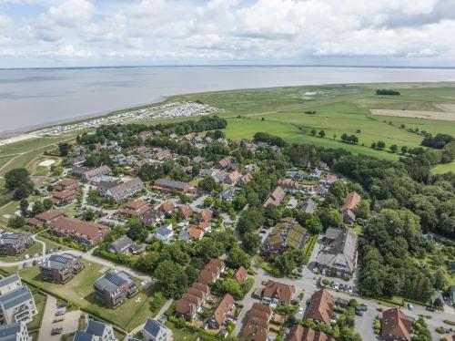 una vista aérea de una finca residencial junto al agua en Ferienwohnung Emilia, FeWo Vermittlung Nordsee, en Dangast