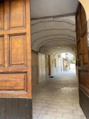 een ingang naar een hal met een houten deur bij Casa Felicia in Torre Annunziata