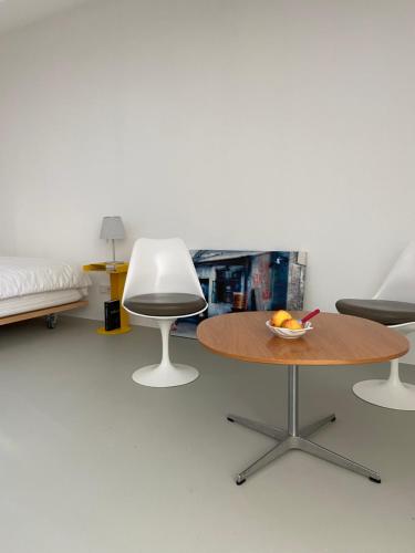 a room with a table and two chairs and a bed at Bretzenstudios in Hall in Tirol