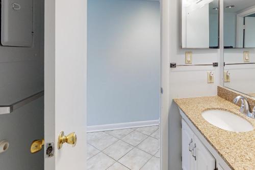 La salle de bains est pourvue d'un lavabo et d'un miroir. dans l'établissement Golden Sands 809, à Ocean City