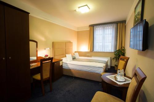 Łóżko lub łóżka w pokoju w obiekcie Hotel Ambasadorski Rzeszów