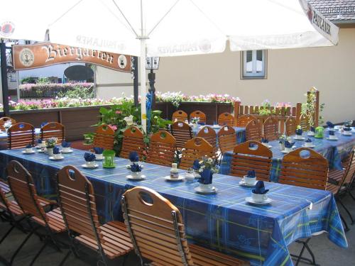 Gasthof & Hotel Goldener Hirschにあるレストランまたは飲食店