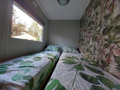 Postel nebo postele na pokoji v ubytování Te Huur: leuke 4-persoons Stacaravan op top locatie!