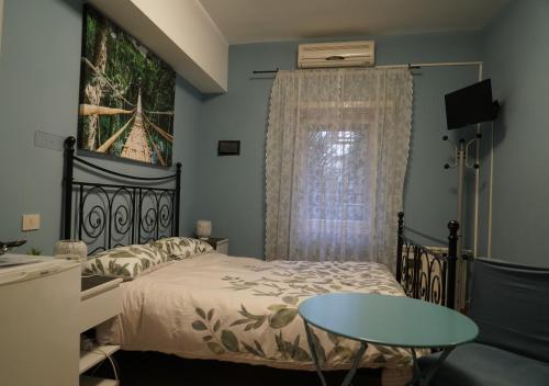 1 dormitorio con cama, mesa y ventana en Le Quattro Meraviglie en Roma